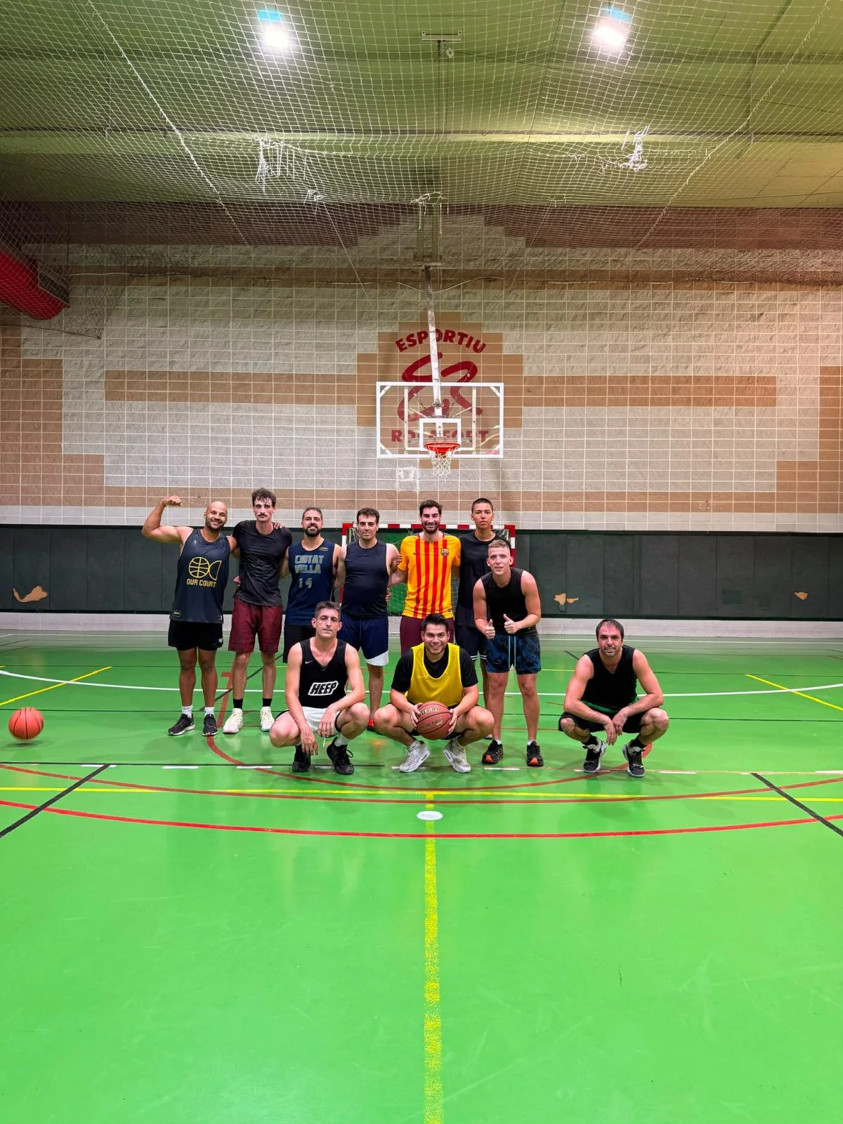 Balón de baloncesto sobre parquet de calidad en una pista cubierta